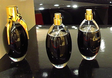 レディー ガガ 初のフレグランス Lady Gaga Fame レディー ガガ フェイム ダークな心を持った美しいフレグランス くらしの中の発見や楽しくなるライフスタイル